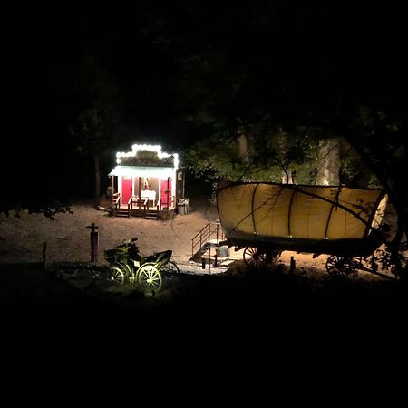Cozy Wild West Covered Wagon Next To River Grants Pass Exterior photo