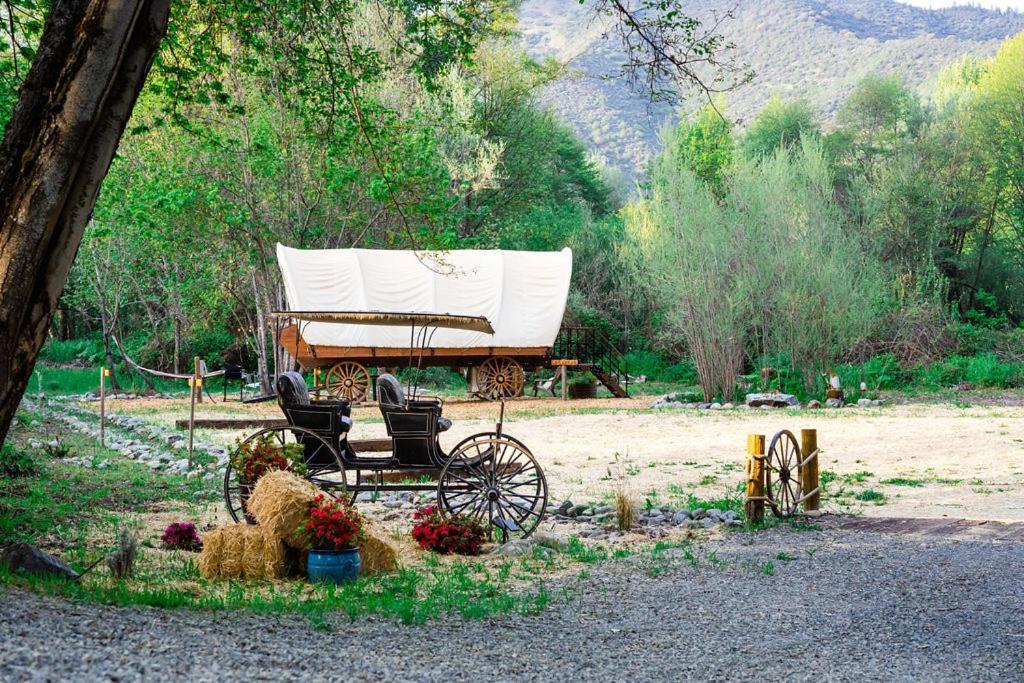 Cozy Wild West Covered Wagon Next To River Grants Pass Exterior photo