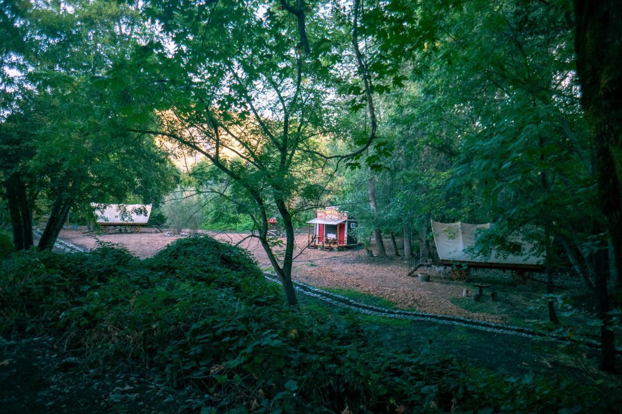 Cozy Wild West Covered Wagon Next To River Grants Pass Exterior photo