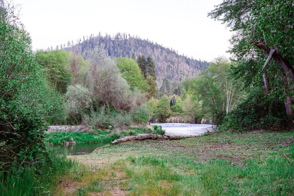 Cozy Wild West Covered Wagon Next To River Grants Pass Exterior photo