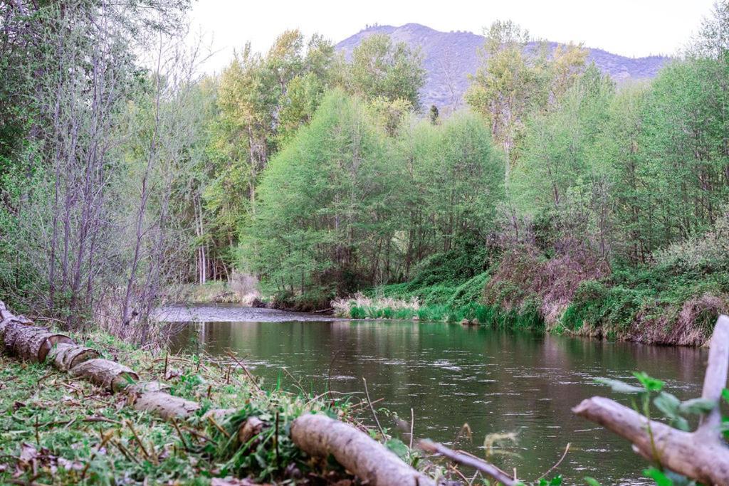Cozy Wild West Covered Wagon Next To River Grants Pass Exterior photo