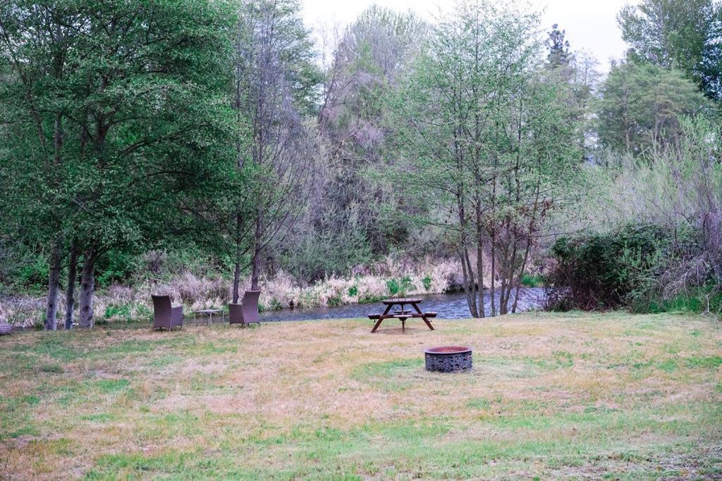 Cozy Wild West Covered Wagon Next To River Grants Pass Exterior photo