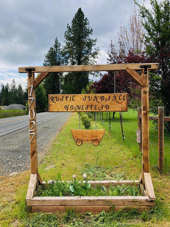 Cozy Wild West Covered Wagon Next To River Grants Pass Exterior photo
