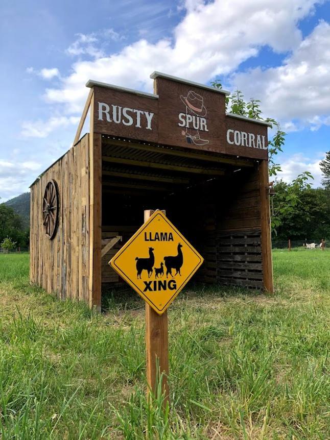 Cozy Wild West Covered Wagon Next To River Grants Pass Exterior photo