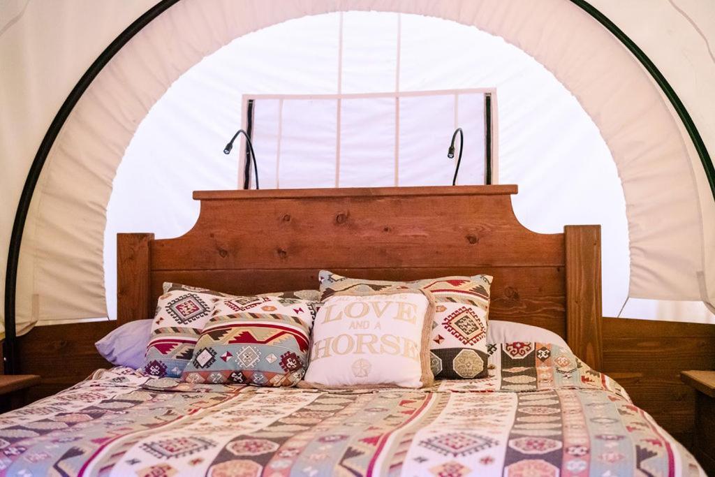 Cozy Wild West Covered Wagon Next To River Grants Pass Exterior photo