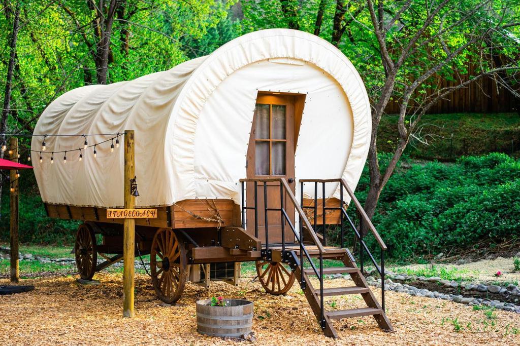 Cozy Wild West Covered Wagon Next To River Grants Pass Exterior photo