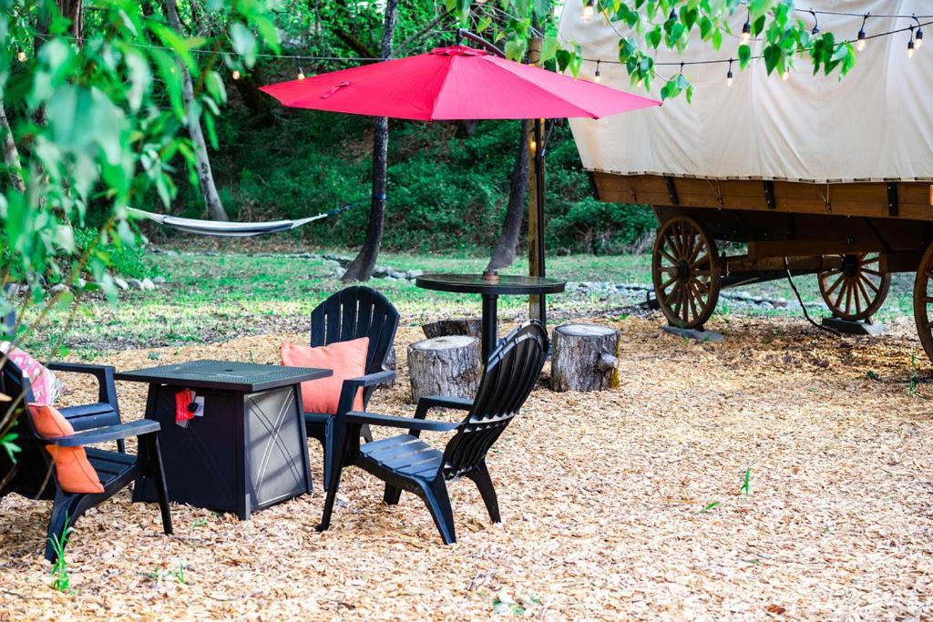 Cozy Wild West Covered Wagon Next To River Grants Pass Exterior photo