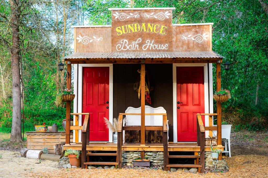 Cozy Wild West Covered Wagon Next To River Grants Pass Exterior photo