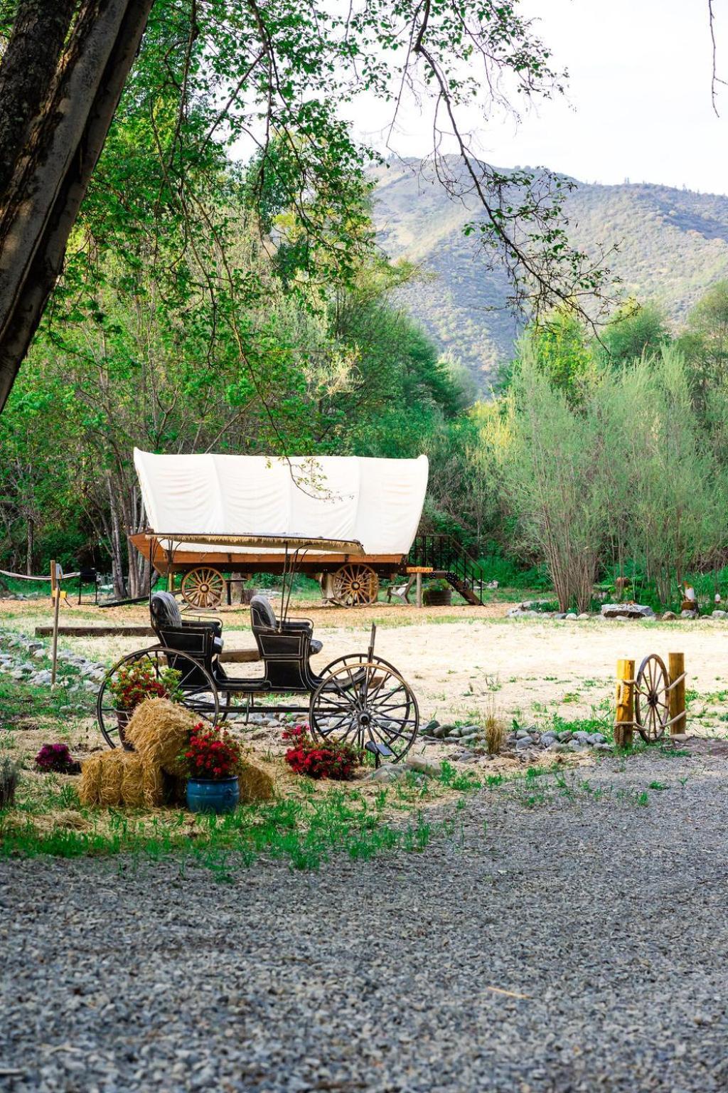 Cozy Wild West Covered Wagon Next To River Grants Pass Exterior photo