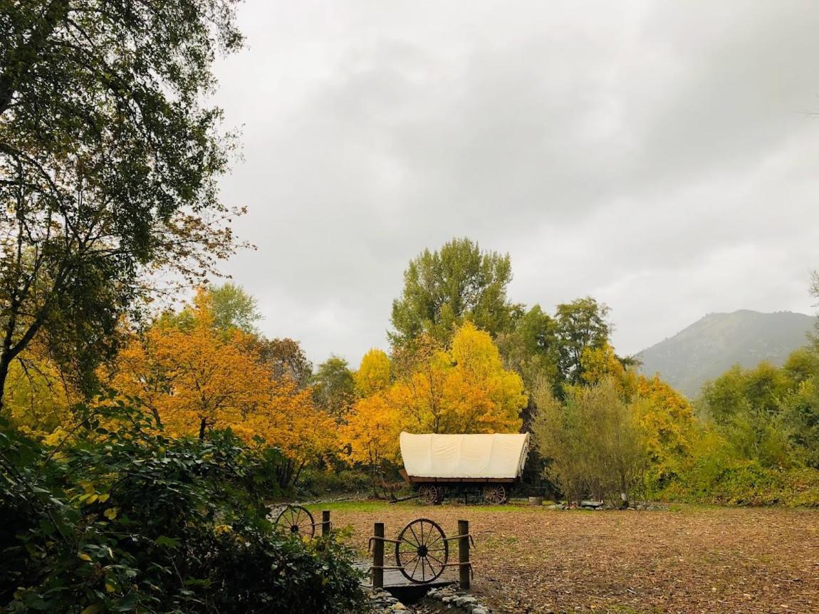 Cozy Wild West Covered Wagon Next To River Grants Pass Exterior photo