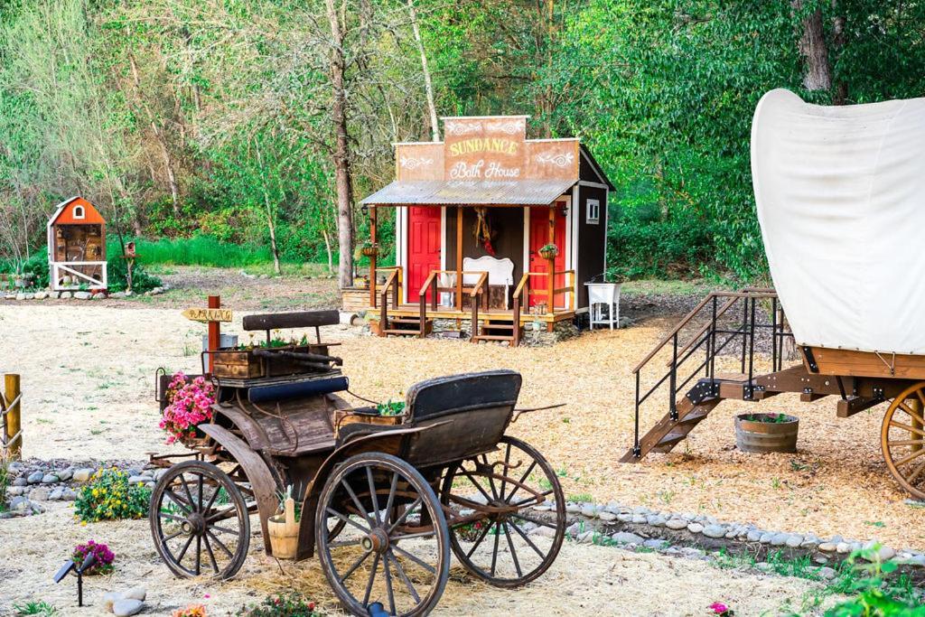 Cozy Wild West Covered Wagon Next To River Grants Pass Exterior photo