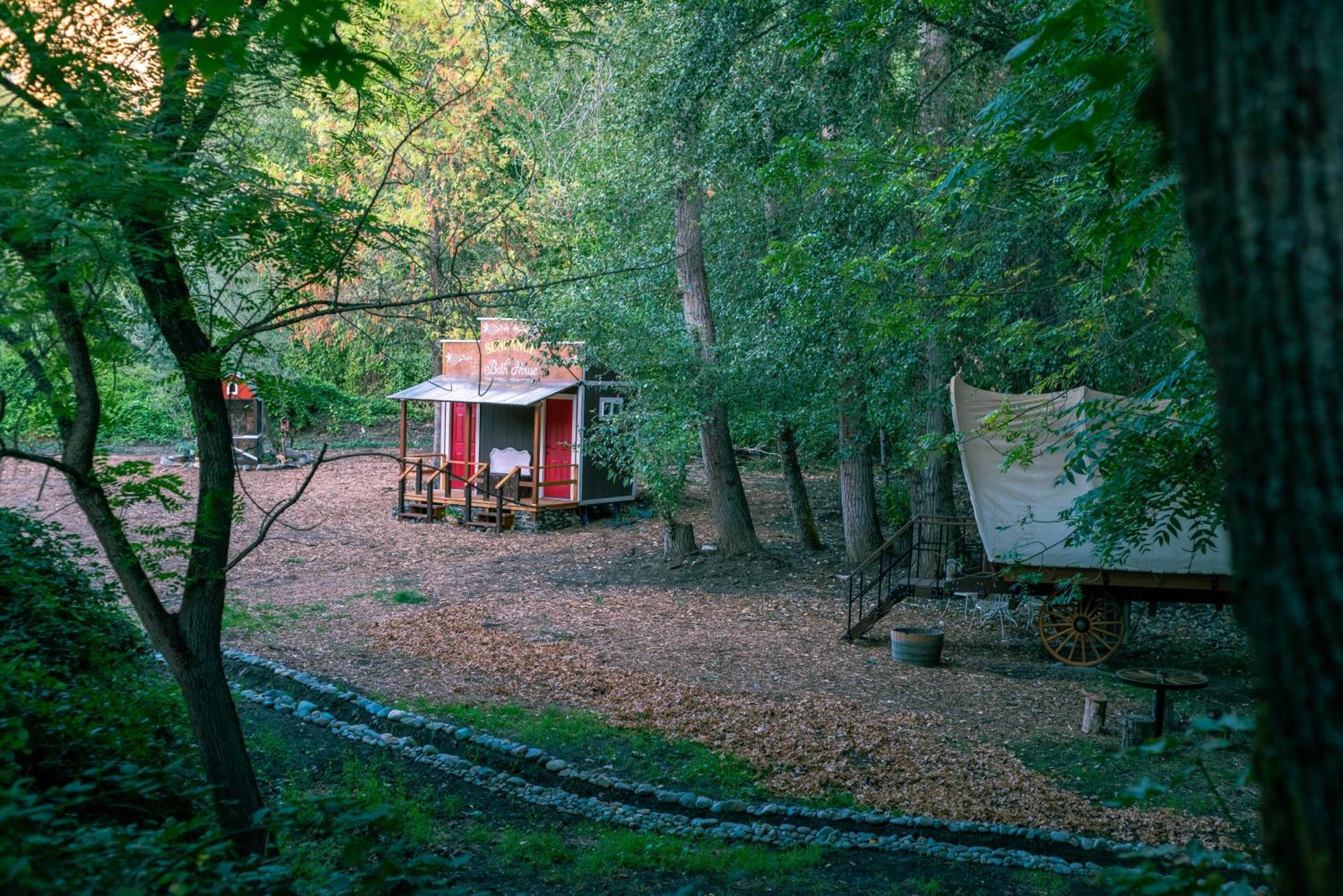 Cozy Wild West Covered Wagon Next To River Grants Pass Exterior photo